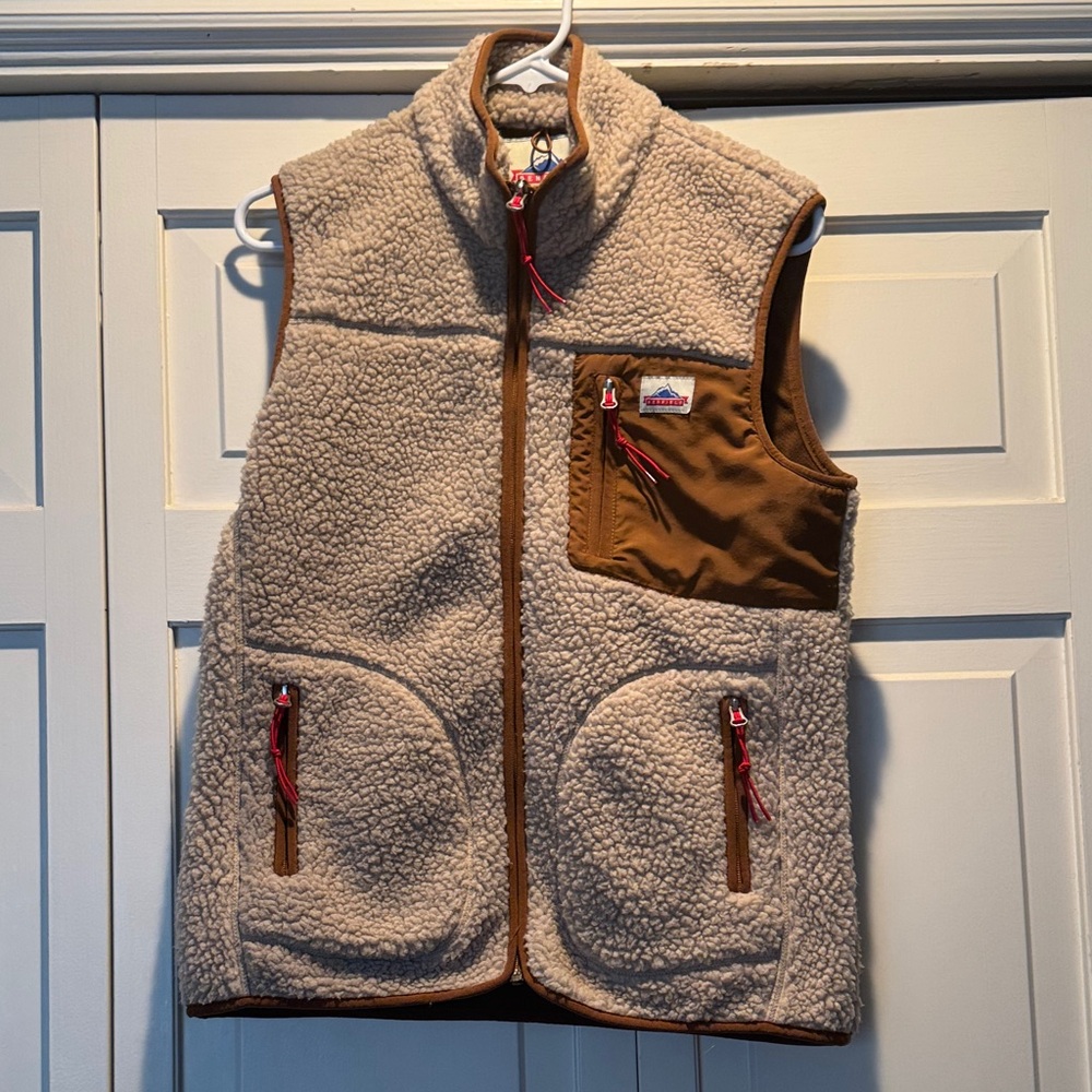 Penfield collaboration with Madewell Fleece Vest - Cream and Brown